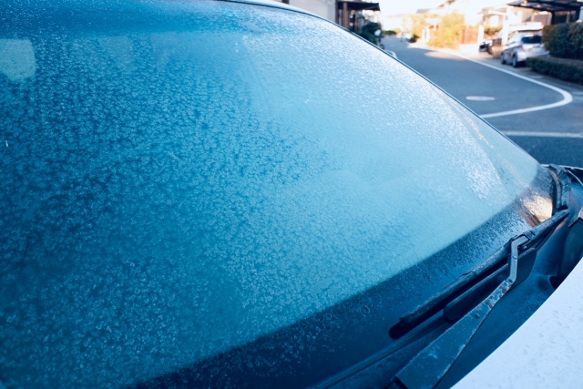 車のフロントガラスに付着するウロコの取り方や原因は？油膜を簡単に除去する手順を解説！